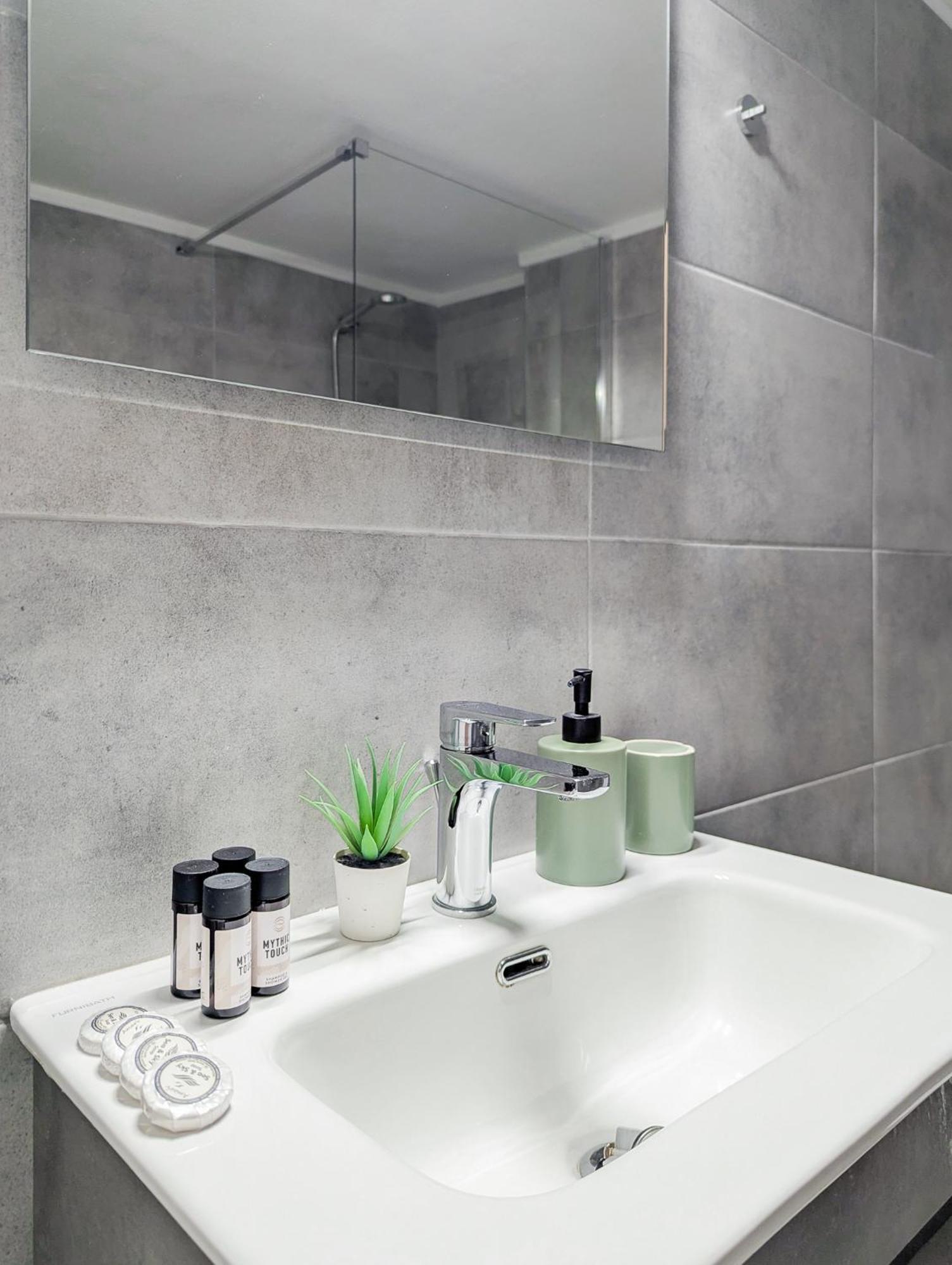 Spacious Apt For 5 Guests Next To Acropolis&Metro Athens Exterior photo